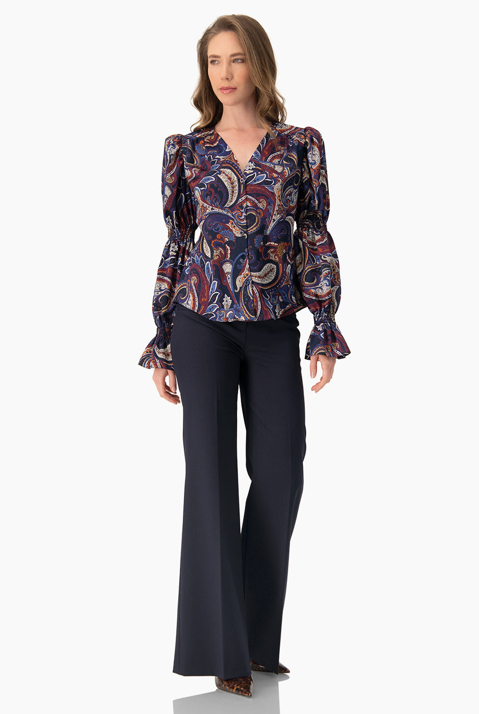 Blusa estampada de escote V con botones y mangas largas