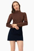 Top corto azul marino con cuello alto y manga larga
