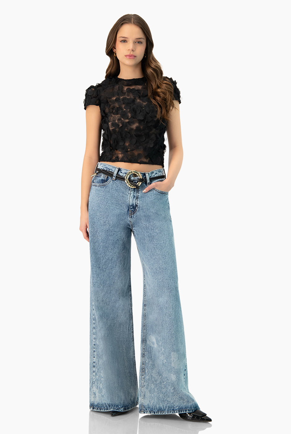 Blusa negra de gasa con apliques florales y cuello redondo