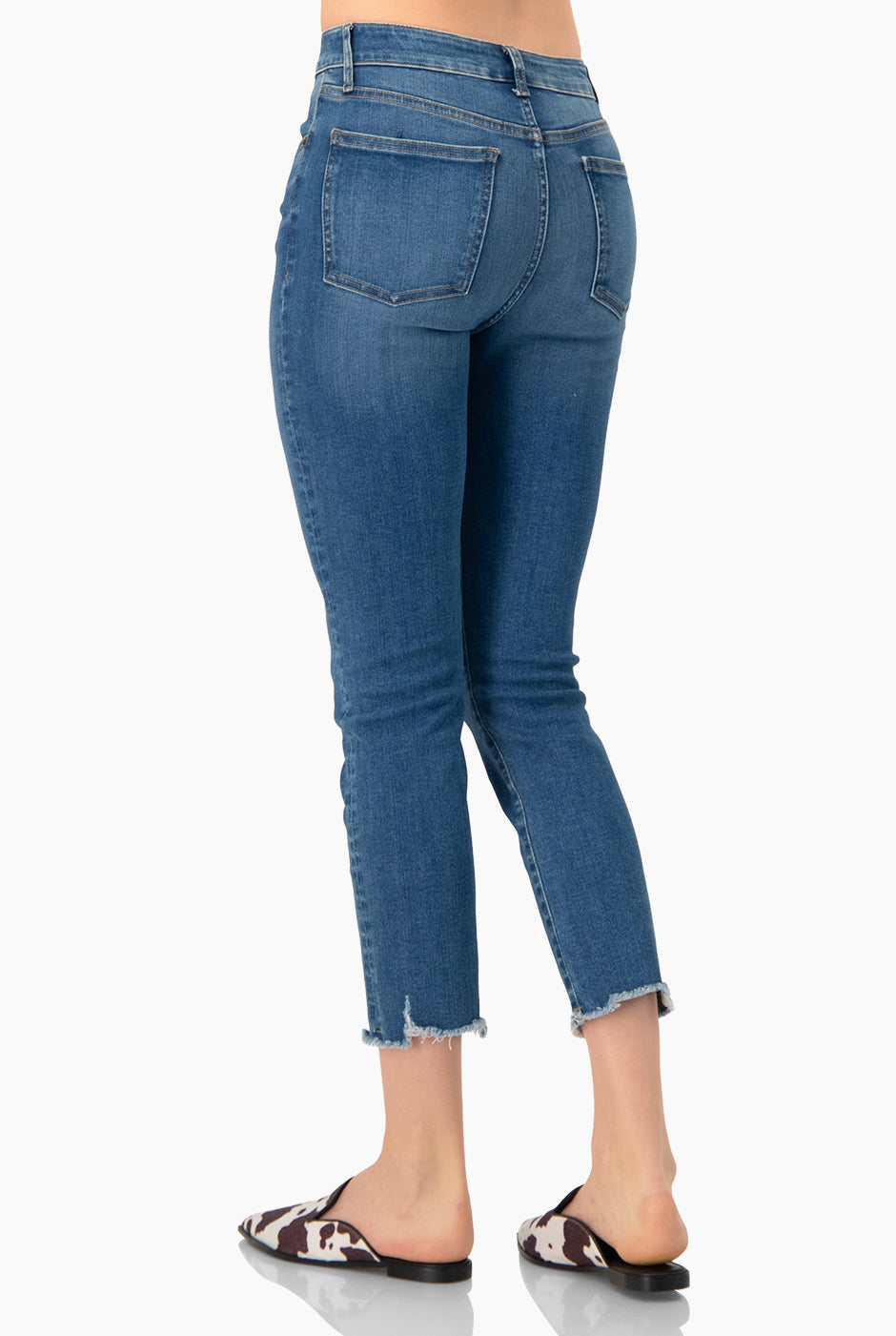 Jeans skinny azul con detalle deshilachado y bolsillos traseros.