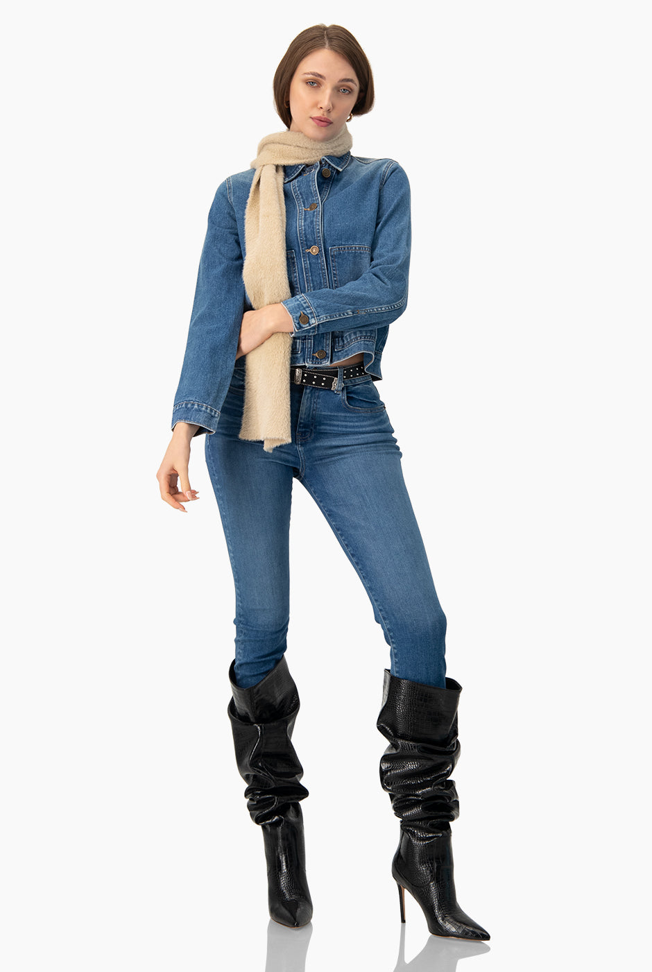 Jeans skinny azul con detalle deshilachado y bolsillos traseros.