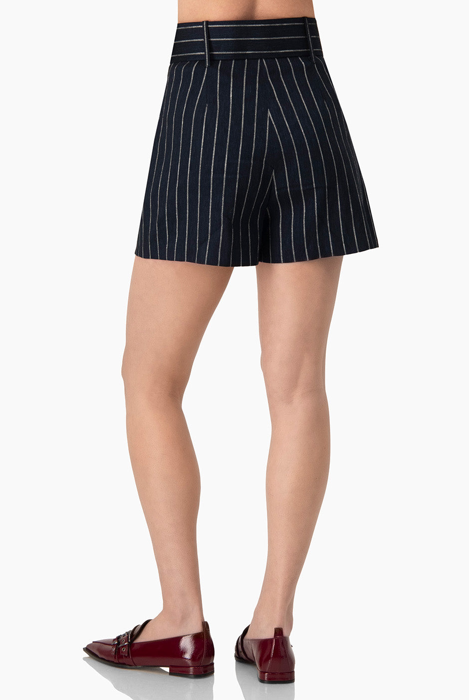 Short sastreado azul marino con rayas y cinturón