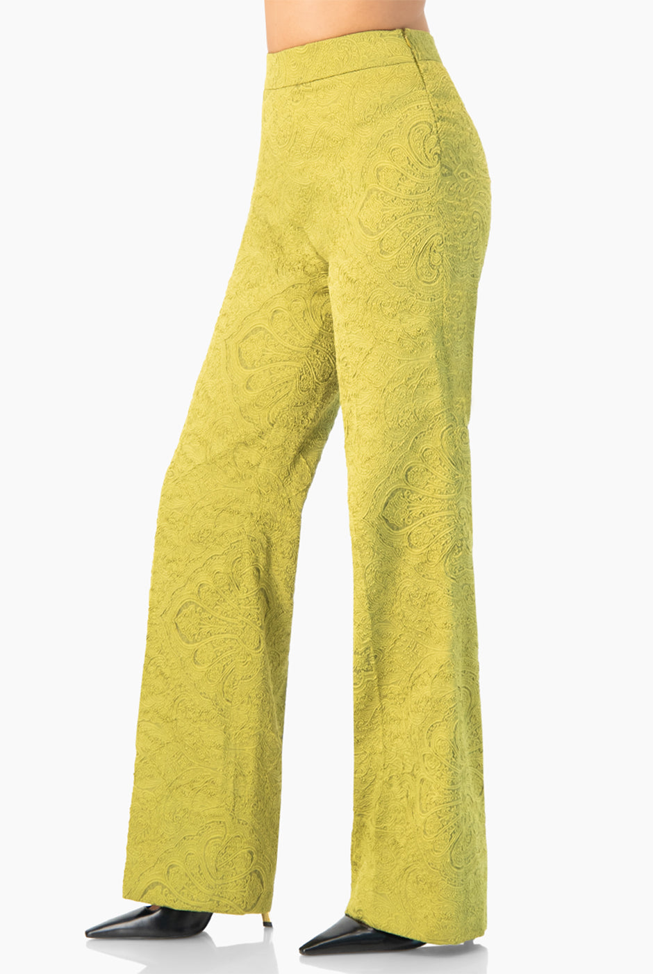 Pantalón verde de pierna amplia con textura visible y dobladillo ancho