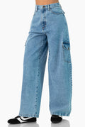 Jeans cargo de mezclilla azul claro con bolsillos laterales