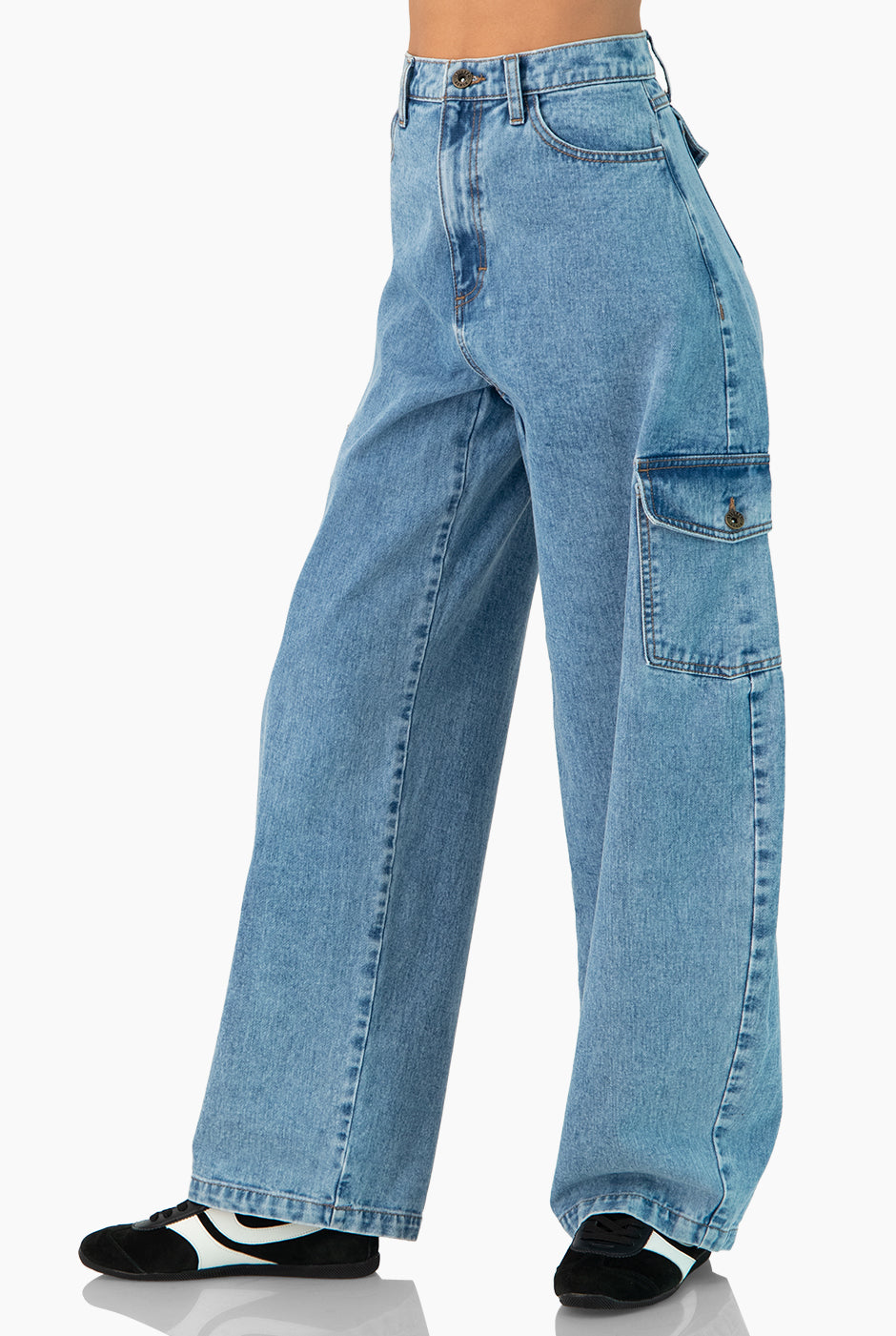 Jeans cargo de mezclilla azul claro con bolsillos laterales