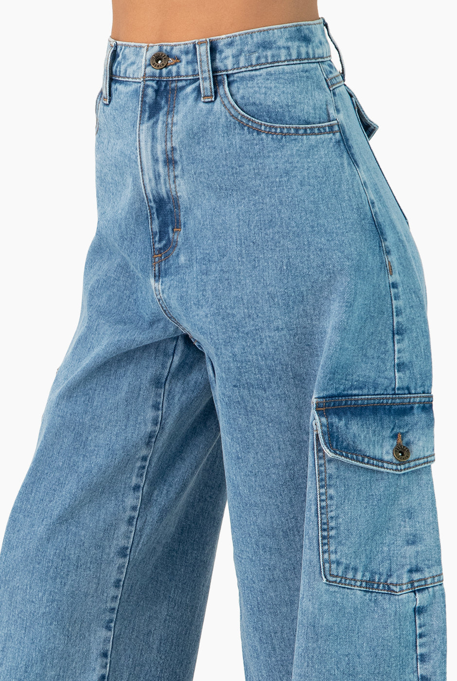 Jeans cargo de mezclilla azul claro con bolsillos laterales