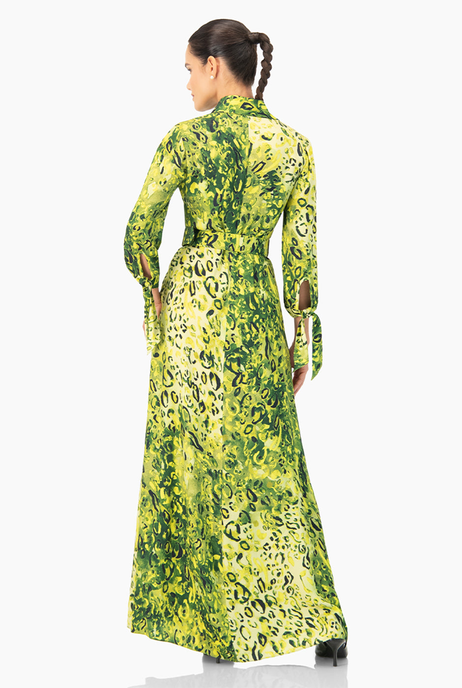 Maxi vestido camisero verde con estampado animal print y cinturón
