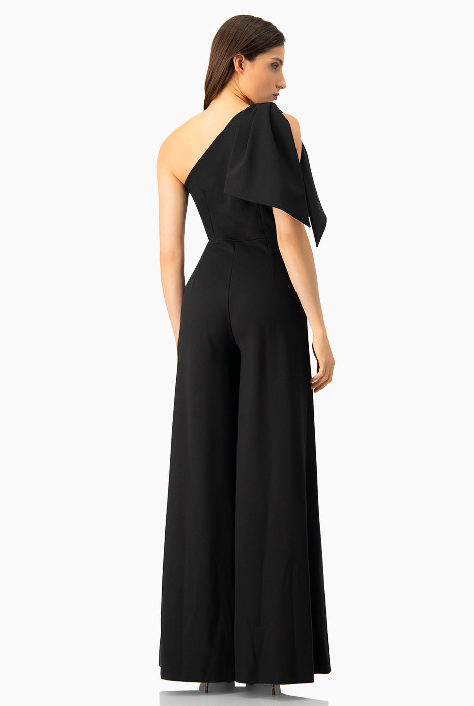 Jumpsuit negro de un hombro con lazo y pierna amplia