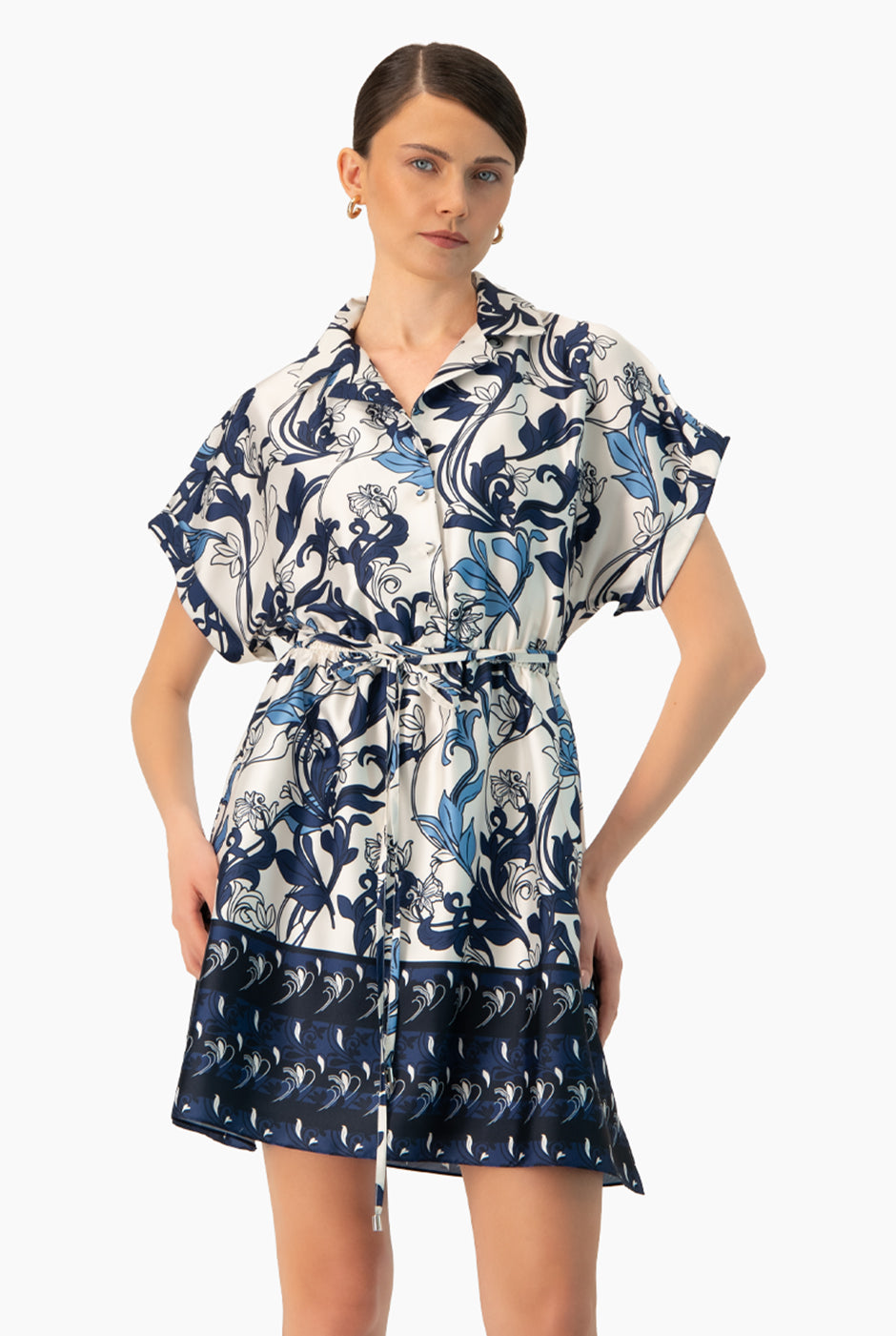 Vestido corto estampado multicolor con manga caída y cinturón