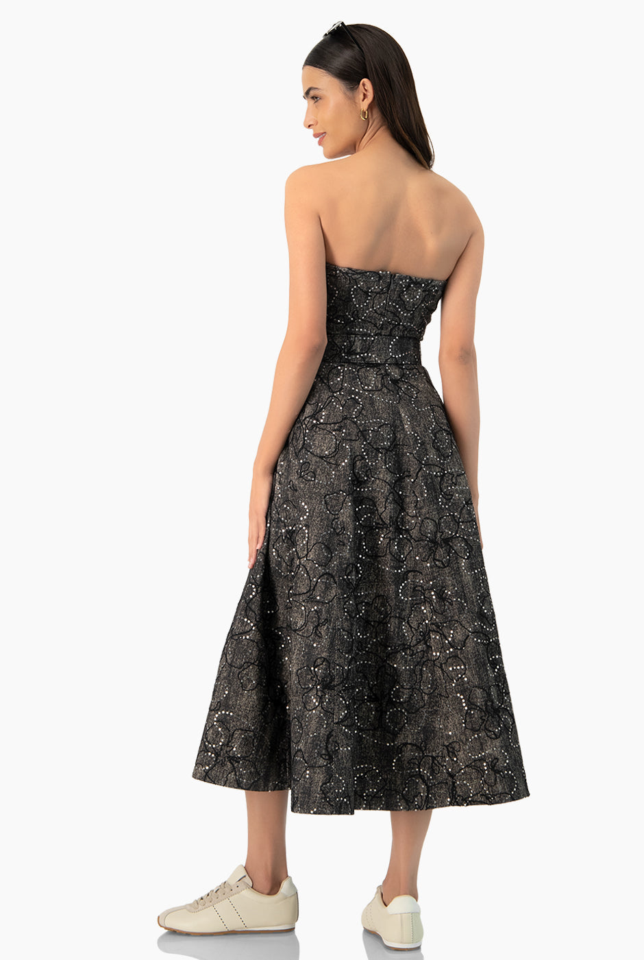 Vestido midi negro strapless con botones frontales y cinturón