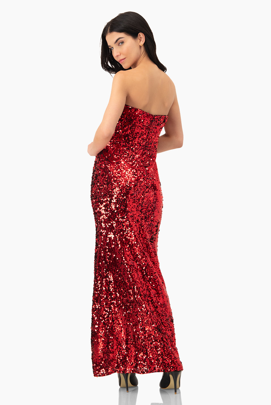 Vestido rojo strapless de lentejuelas con abertura frontal