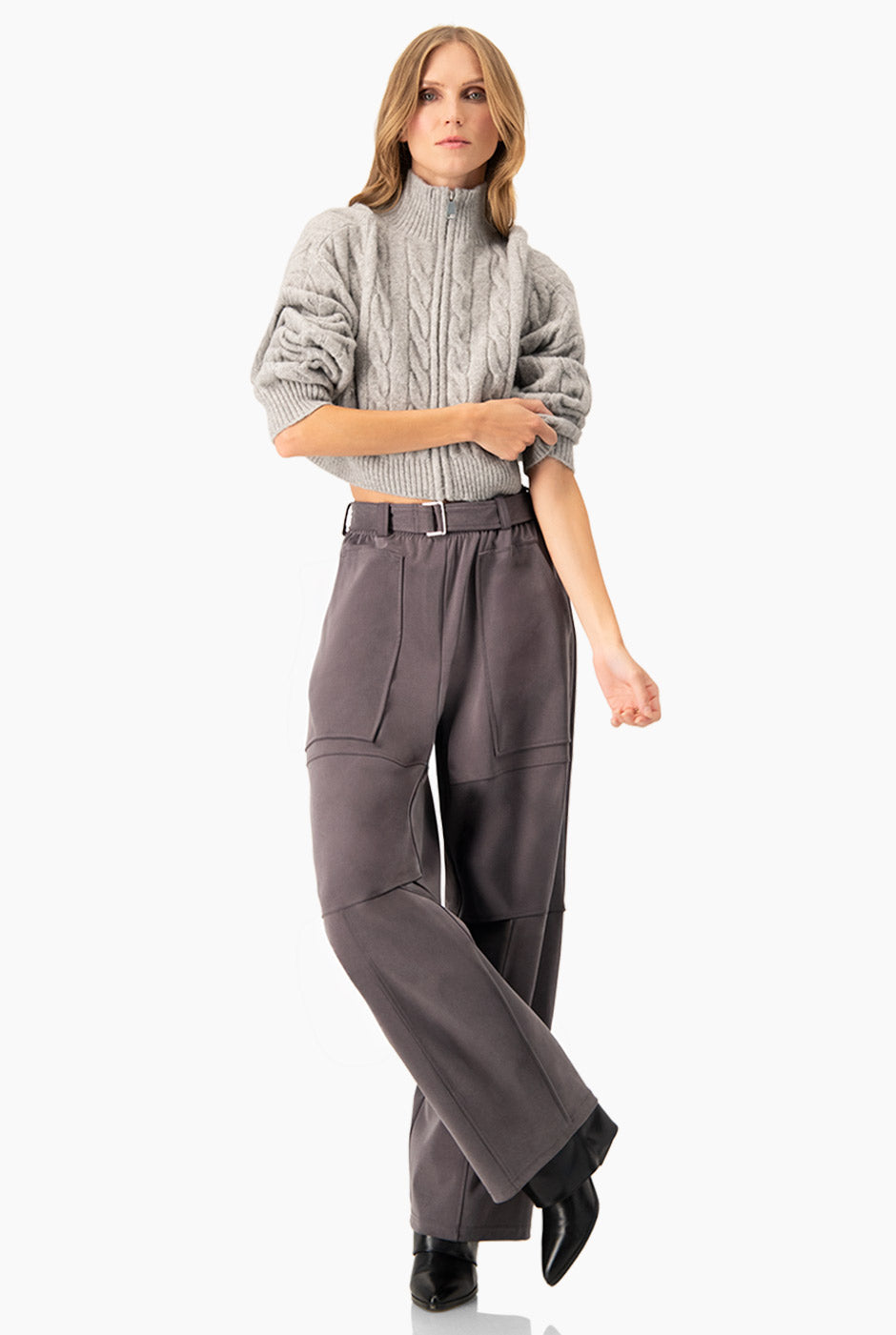 Pantalón Extra Soft gris con bolsillos grandes y cinturón